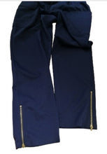 Load image into Gallery viewer, QUEEN COLLECTION SCRUB Set.